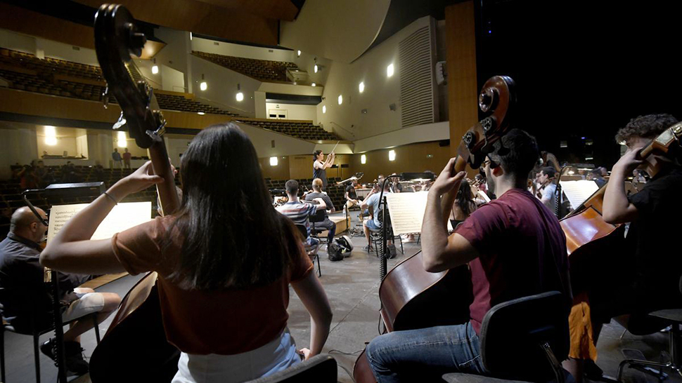Virginia Martínez dirigiendo a los músicos durante un momento del ensayo de ayer, ISRAEL SÁNCHEZ